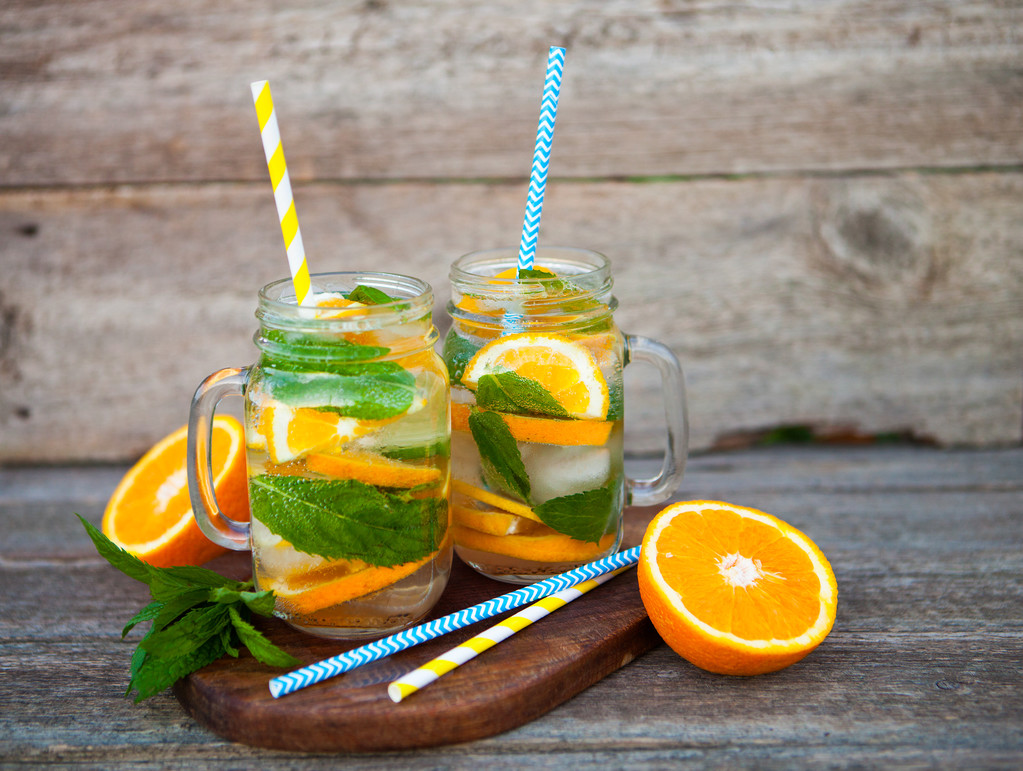 Cocktail frais avec orange, menthe et glace, mise au point sélective - Photo, image