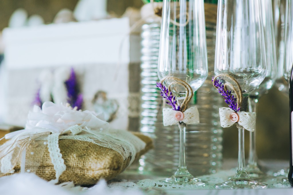Díszített esküvői poharak - Fotó, kép