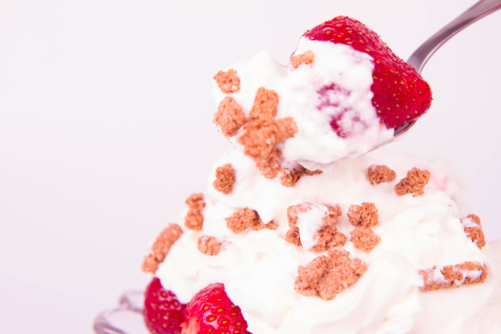 Erdbeeren mit Schlagsahne und Müsli - Foto, Bild