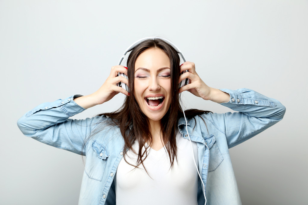 Frau hört Musik mit Kopfhörern - Foto, Bild