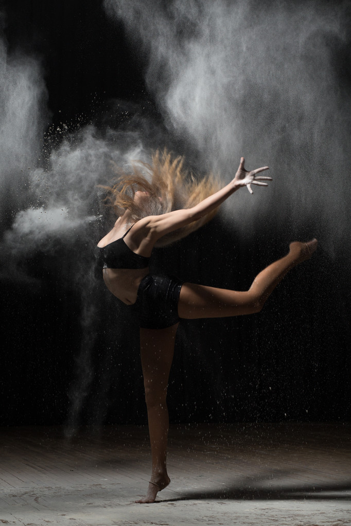 Młody baletnicy taniec z mąki na czarnym tle - Zdjęcie, obraz