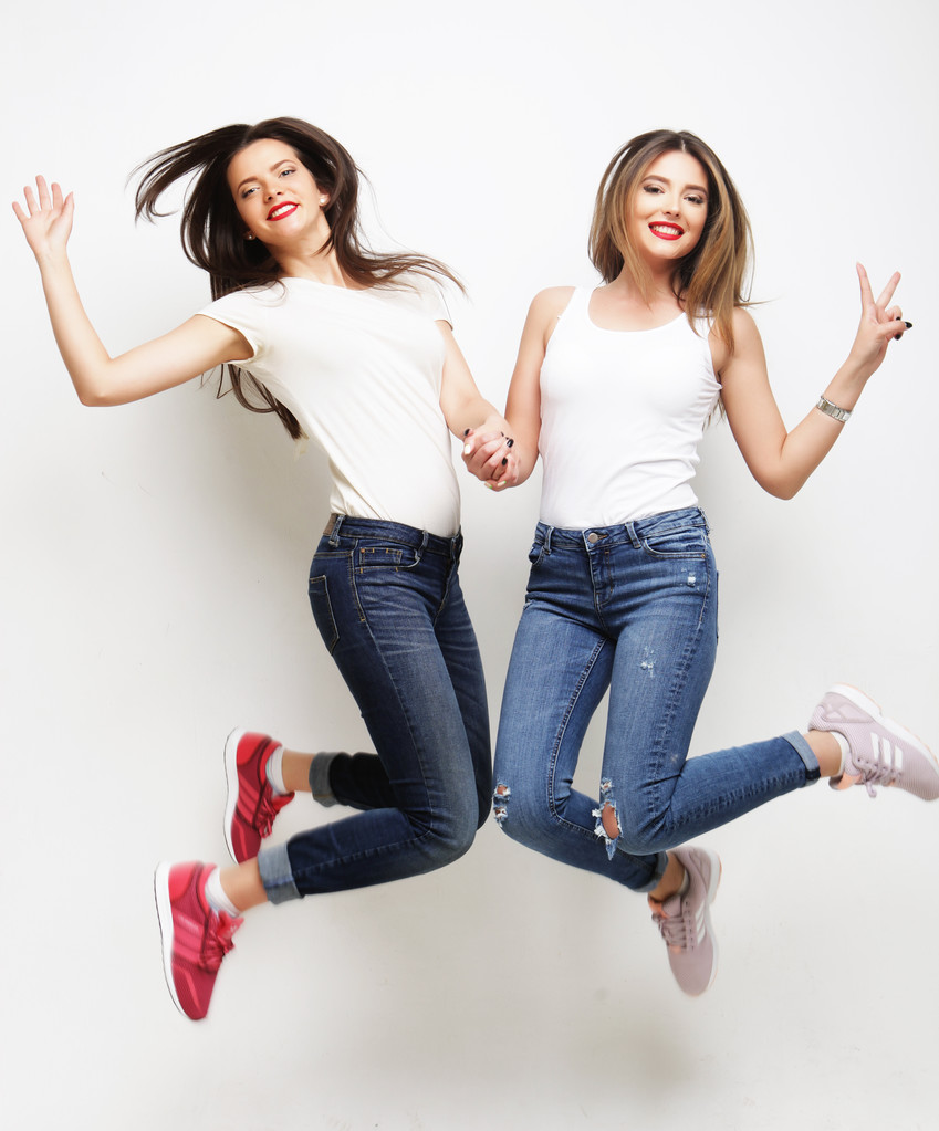 портрет життя двох молодих дівчат-гіпстерів кращі друзі стрибають
 - Фото, зображення