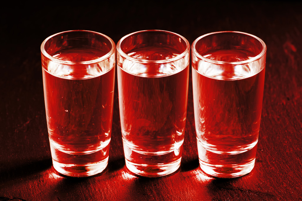 vodka russa fredda su uno sfondo scuro
 - Foto, immagini