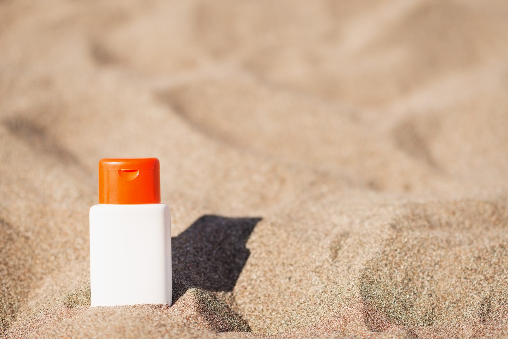 Bottiglia di crema solare sulla sabbia
 - Foto, immagini