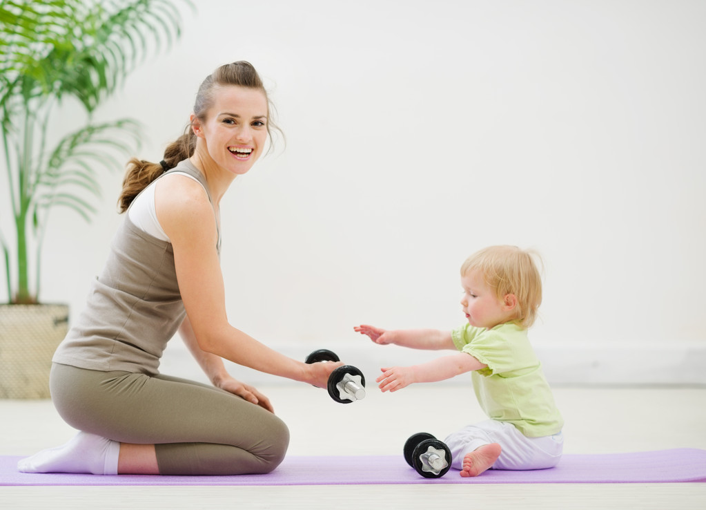 Mutter und Baby verbringen Zeit im Fitnessstudio - Foto, Bild
