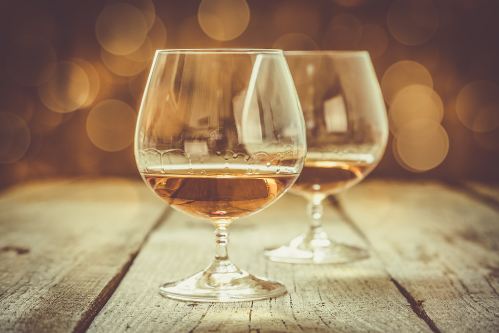 Cognac en gafas sobre fondo rústico
 - Foto, imagen