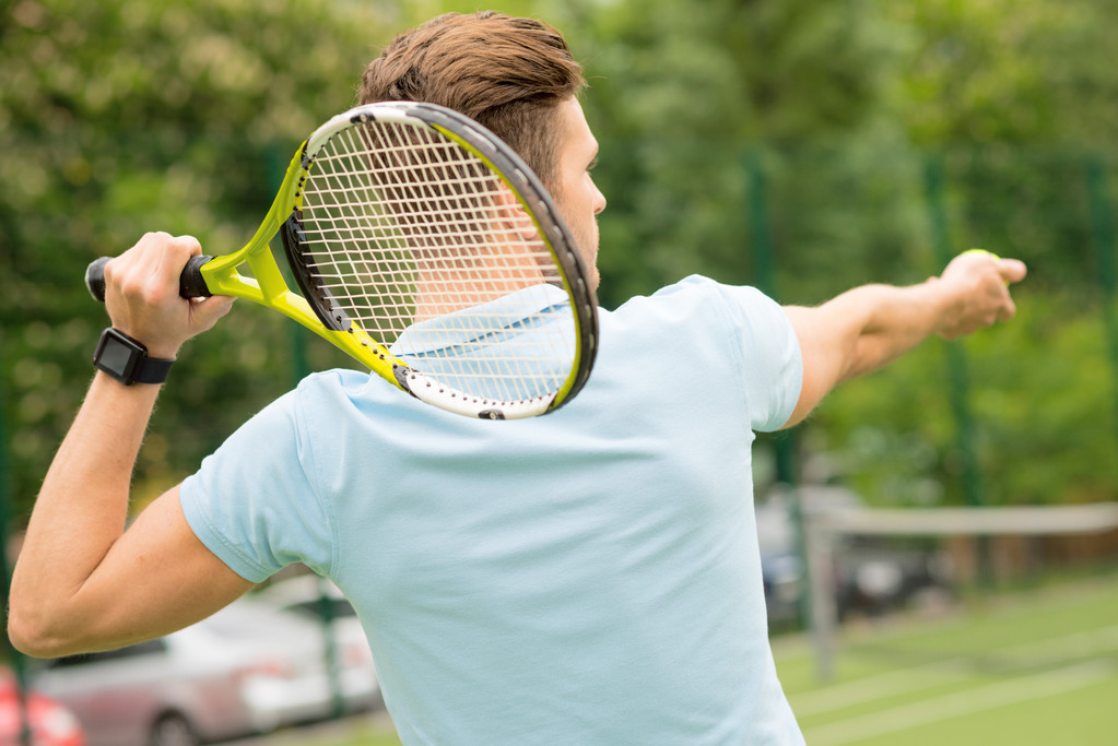Sahada tenis oynamaya yetenekli atlet - Fotoğraf, Görsel