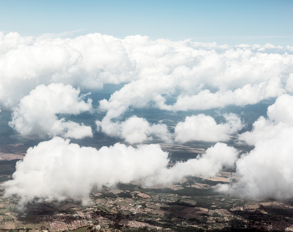 Altlarında bulutların ve manzaranın havadan görünüşü. - Fotoğraf, Görsel
