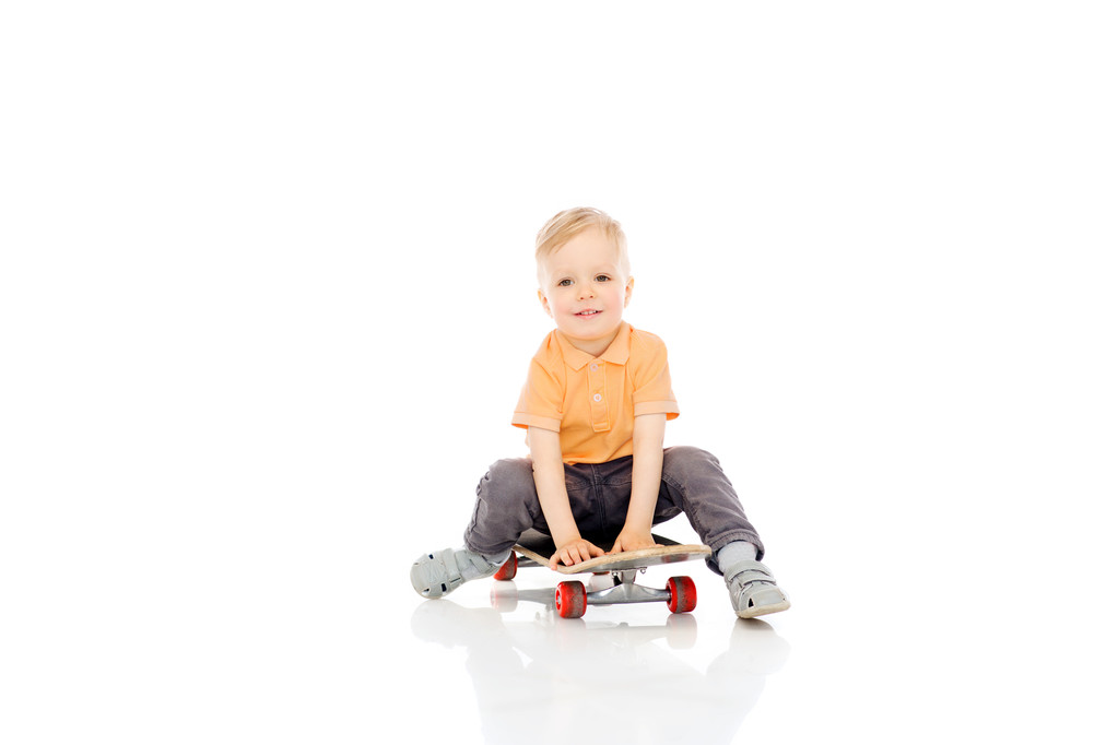 счастливый мальчик, сидящий на скейтборде
 - Фото, изображение