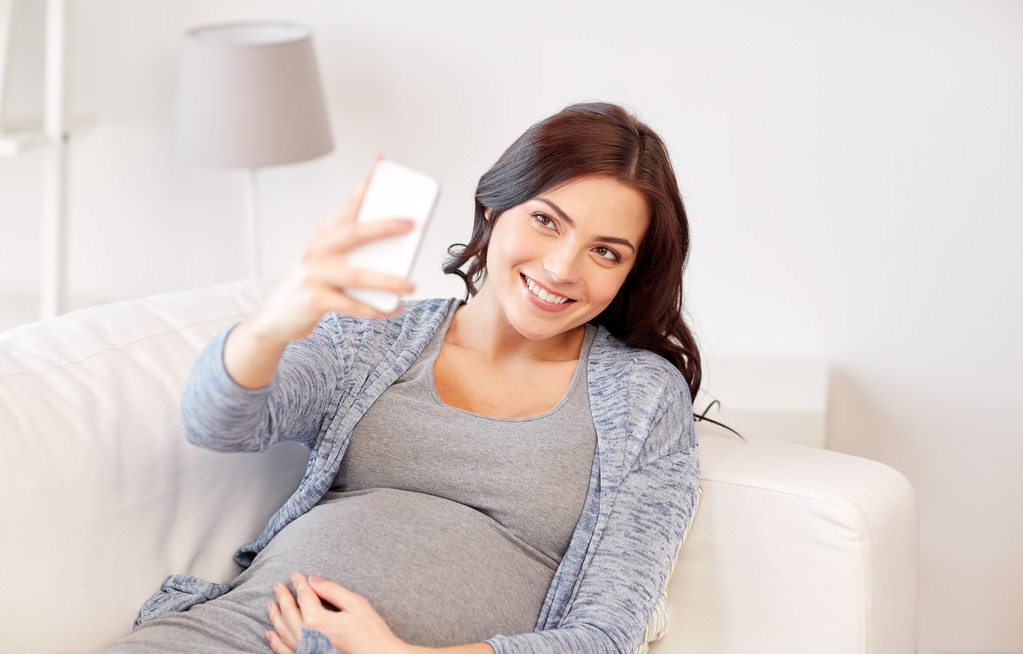 Schwangere macht Smartphone-Selfie zu Hause - Foto, Bild