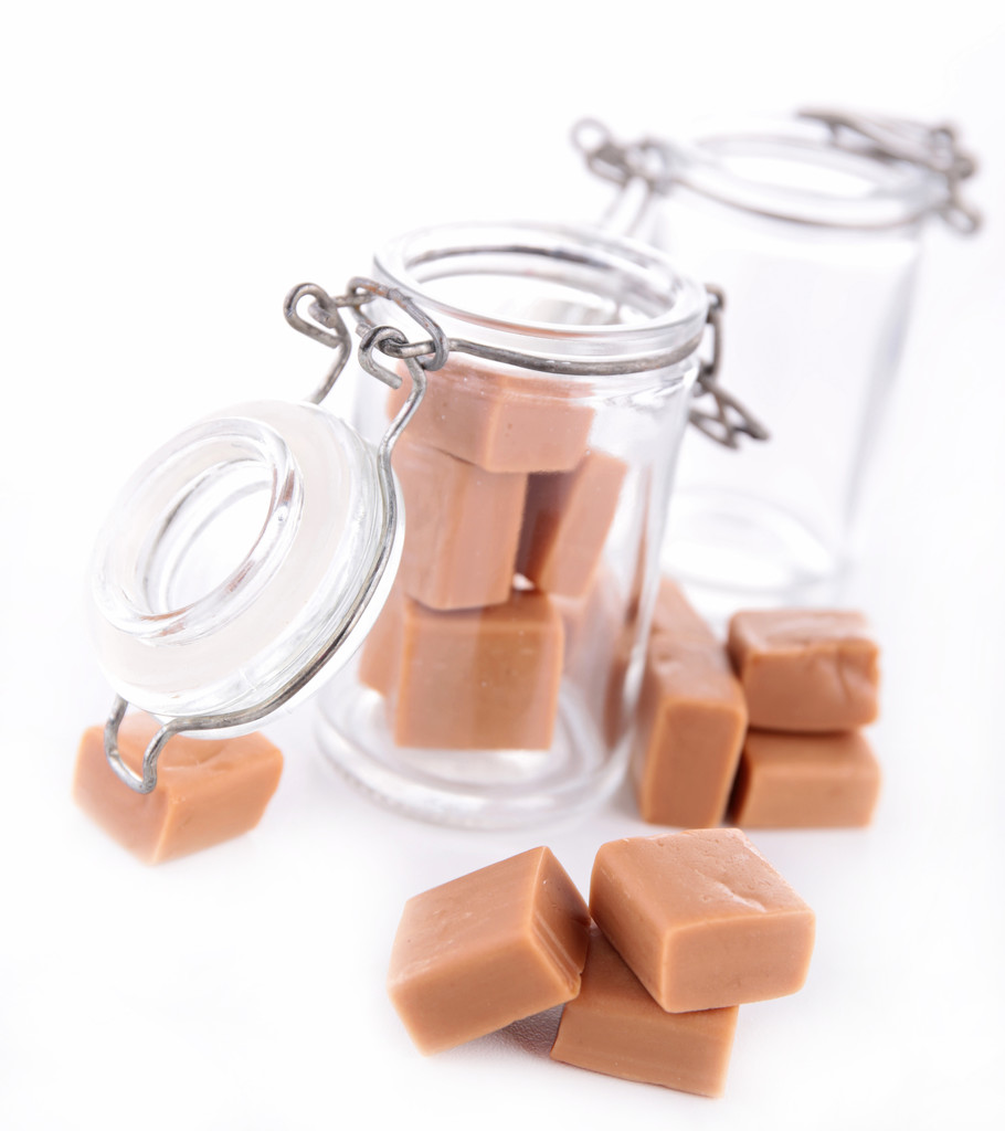 солодкі карамельні кубики в банці
 - Фото, зображення