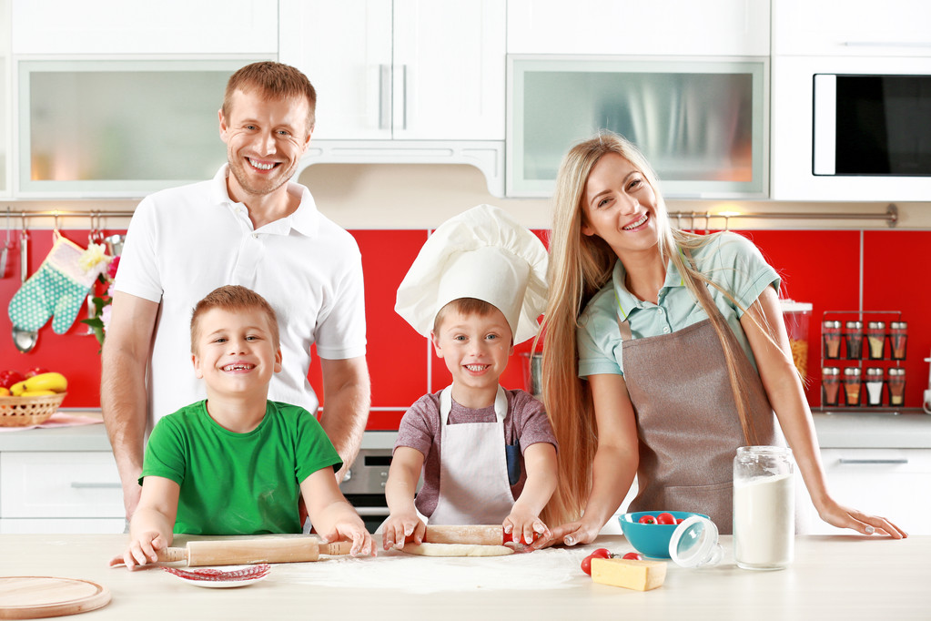Onnellinen perhe tekee pizzaa
  - Valokuva, kuva