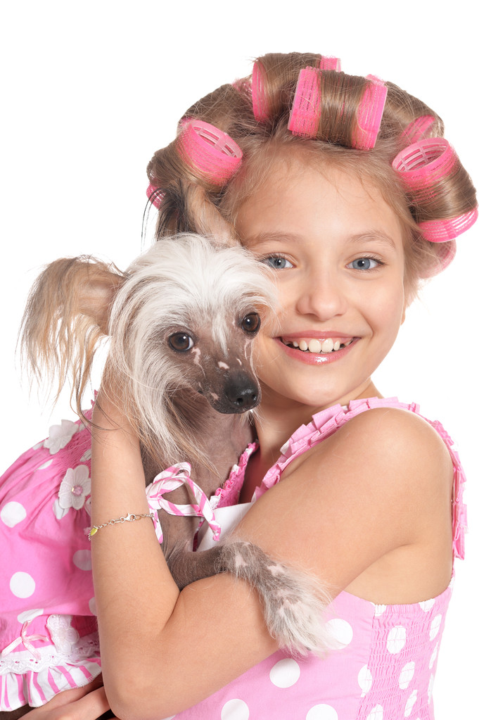 Klein meisje in haar krulspelden met hond  - Foto, afbeelding