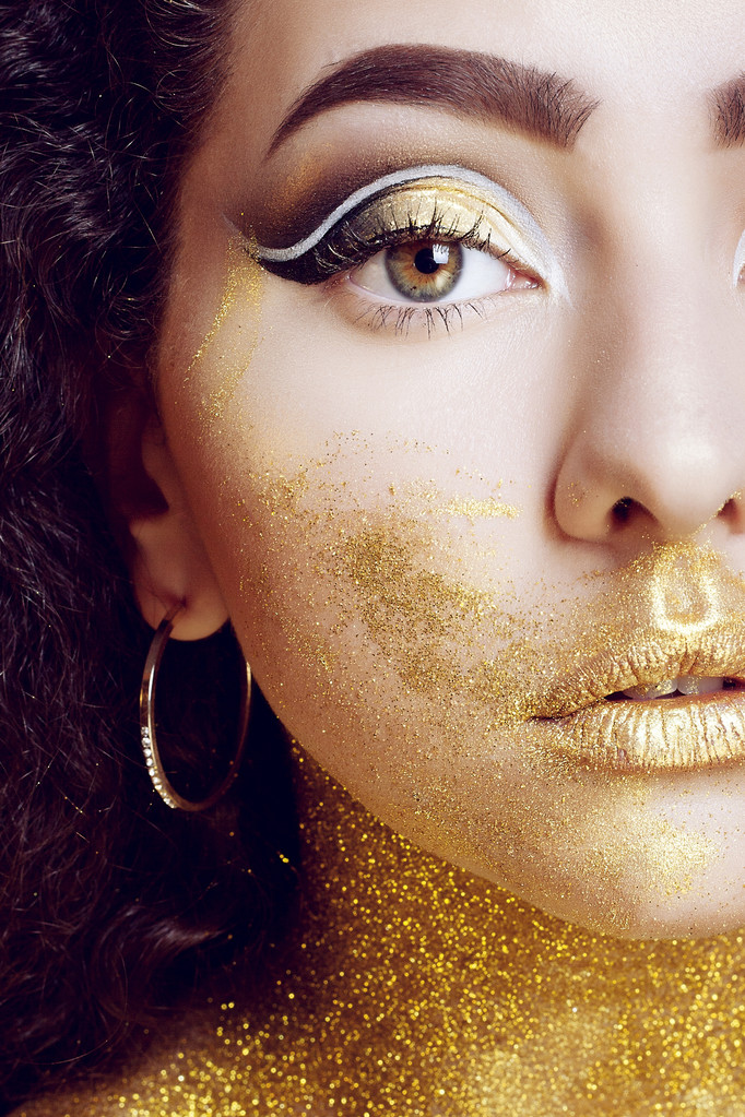 Чарівний портрет дівчини в золоті. Золотий макіяж
 - Фото, зображення