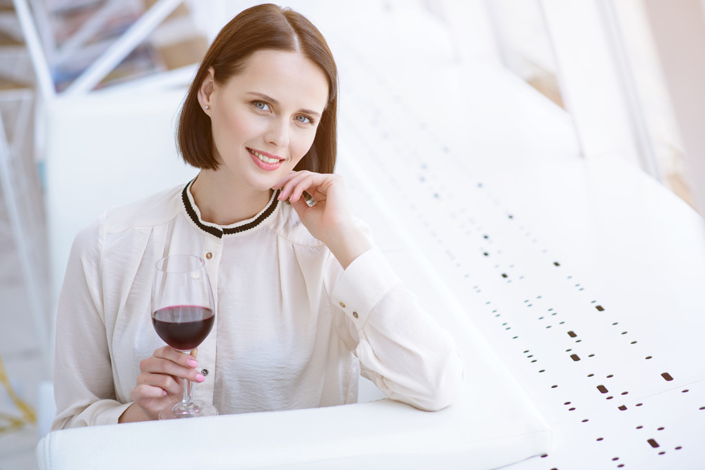 Mujer alegre bebiendo alcohol en el restaurante
 - Foto, Imagen