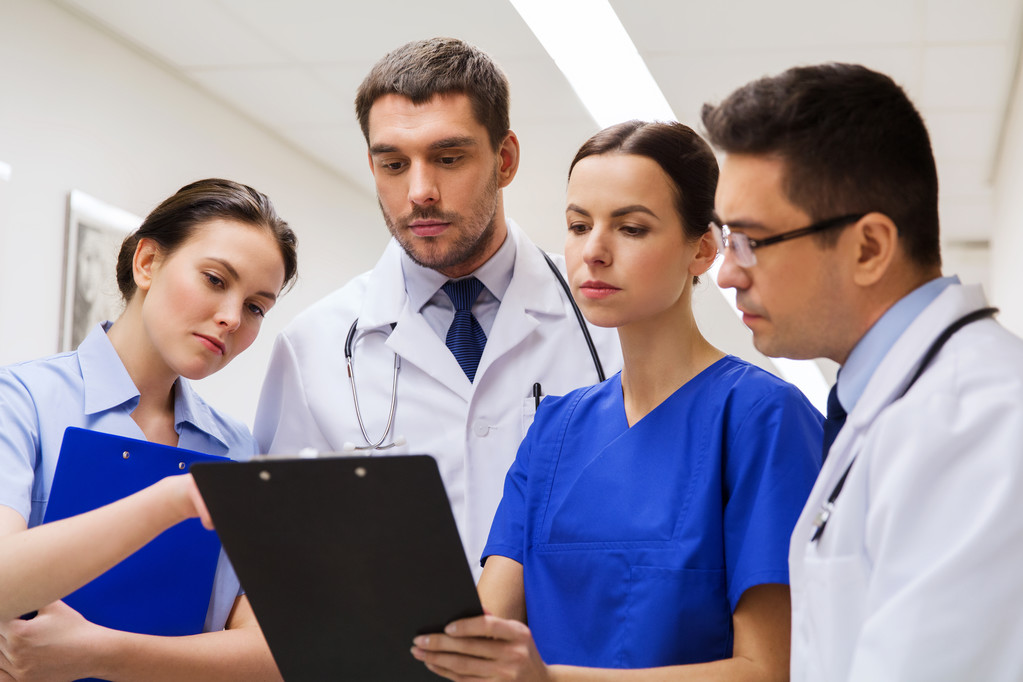 група медиків з кишенями в лікарні
 - Фото, зображення
