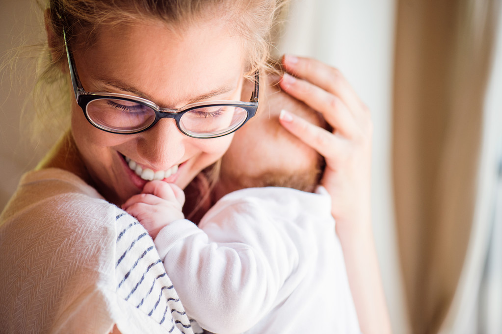 Primo piano della bella madre che tiene in braccio il suo bambino
 - Foto, immagini