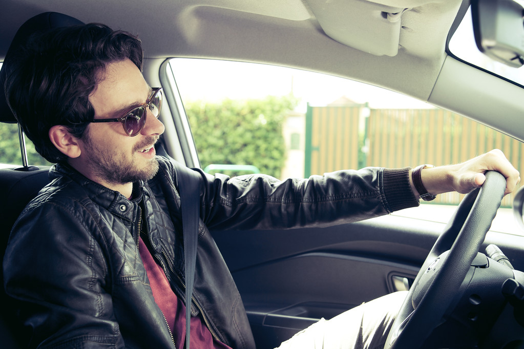 Ретро стиль красивый мужчина в солнцезащитных очках улыбаясь счастливого вождения
 - Фото, изображение