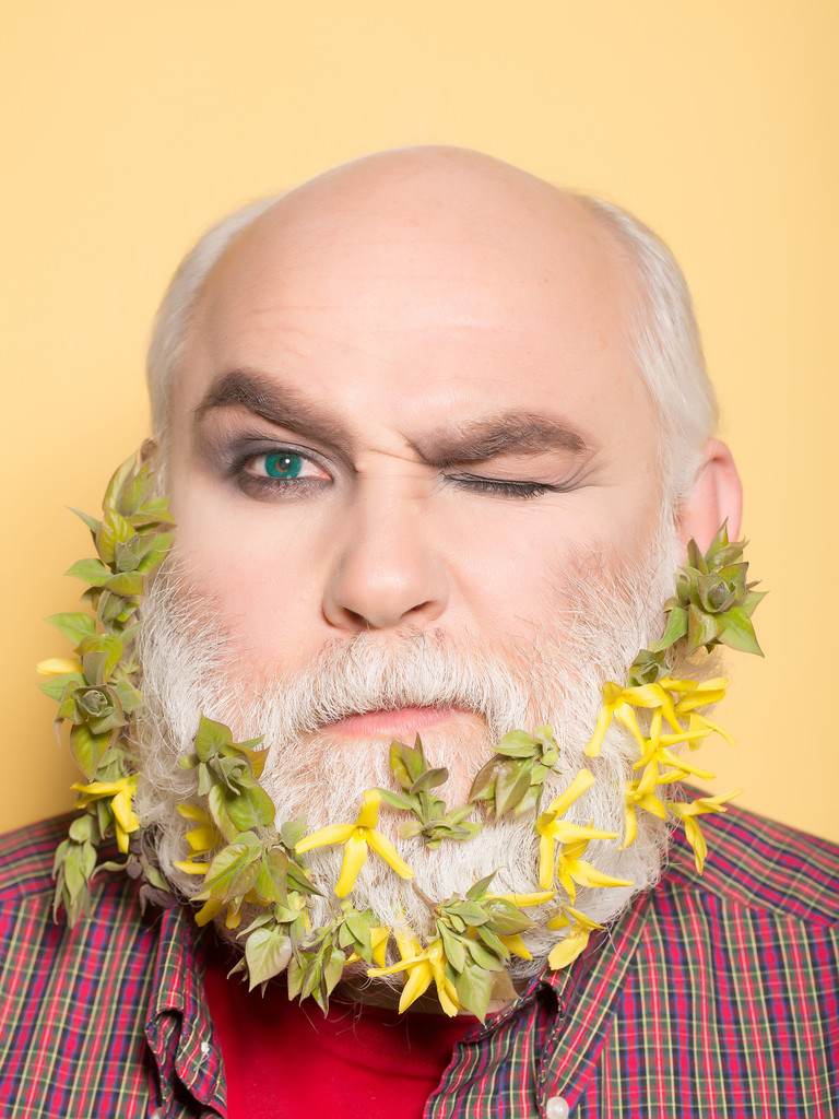 anciano con flores y hojas en barba
 - Foto, imagen