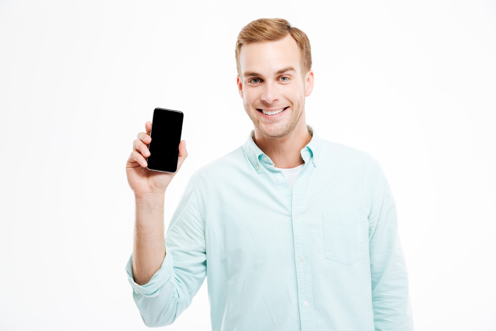 lächelnder attraktiver junger Geschäftsmann mit leerem Bildschirm-Smartphone - Foto, Bild