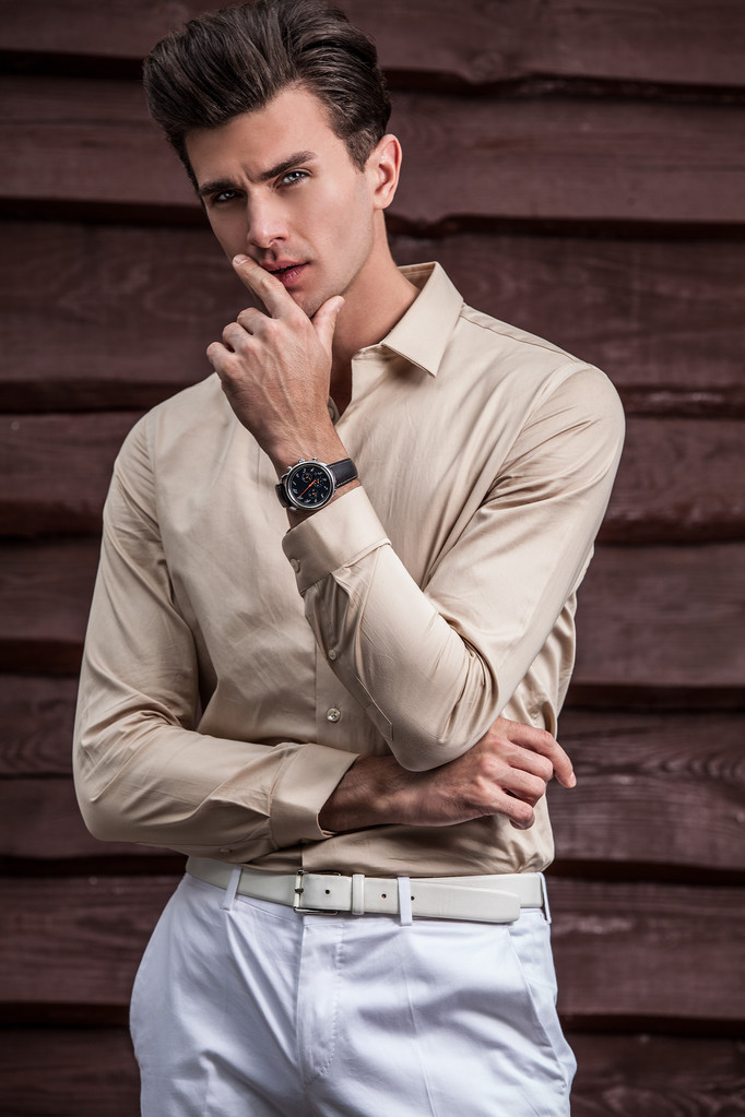 Portrait de jeune bel homme à la mode contre un mur en bois
 - Photo, image