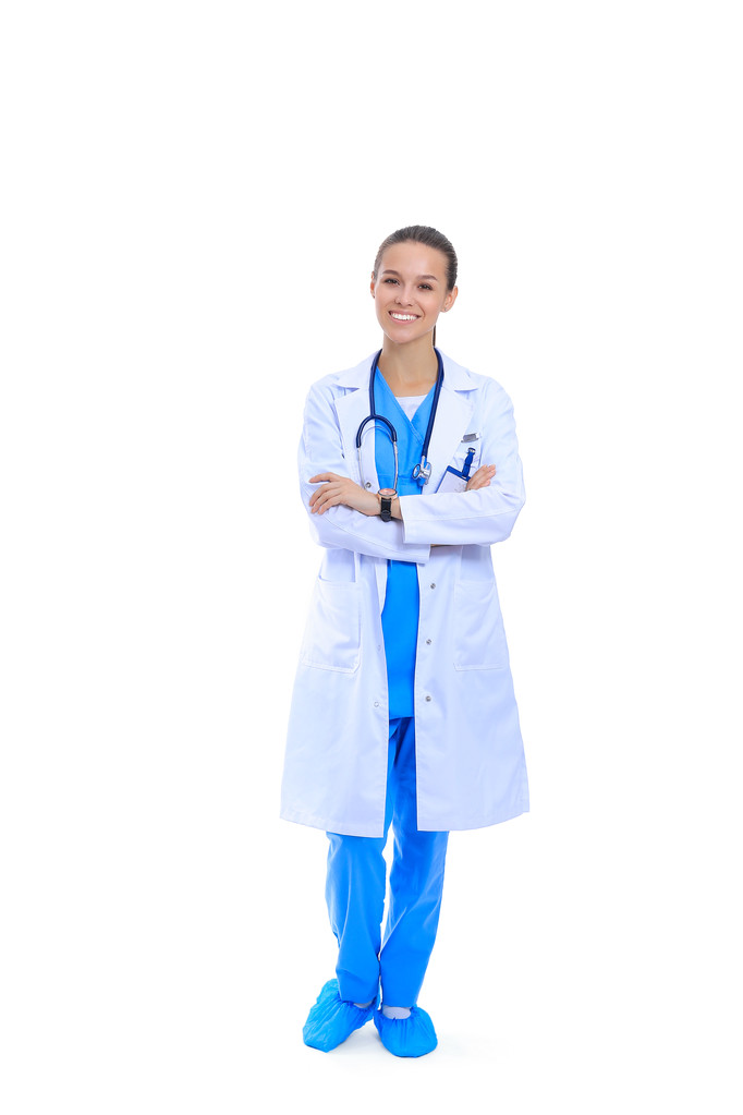 Doctora con estetoscopio de pie con los brazos cruzados aislados sobre un fondo blanco
 - Foto, Imagen