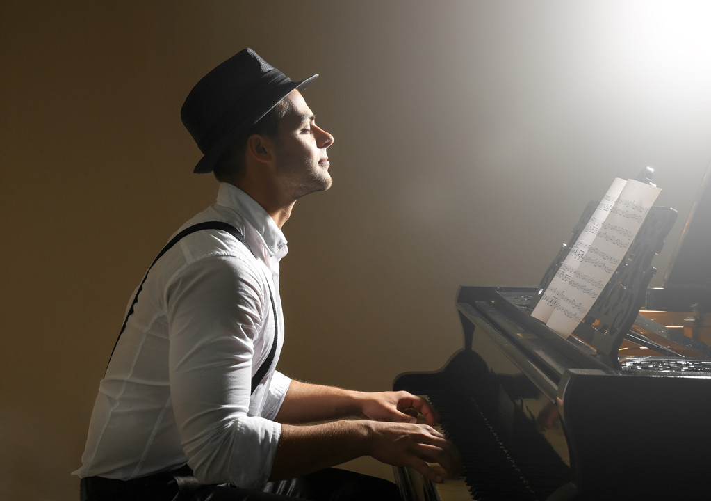Музыкант играет на пианино
 - Фото, изображение