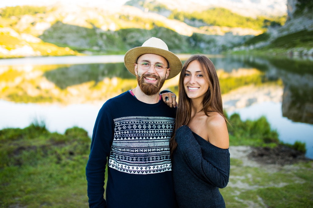 Couple amoureux sur un lac
  - Photo, image