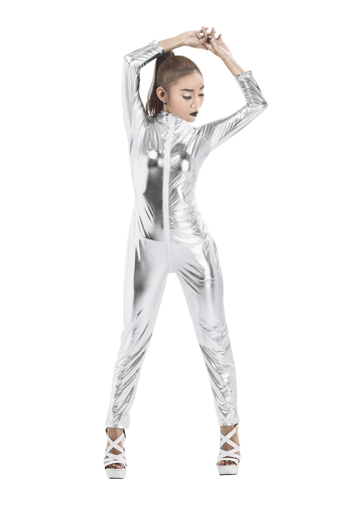 жінка в срібному латексному костюмі
 - Фото, зображення