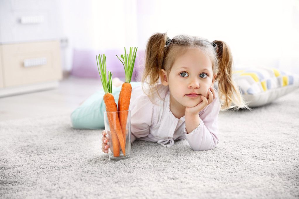 Красивая девушка с морковью
 - Фото, изображение