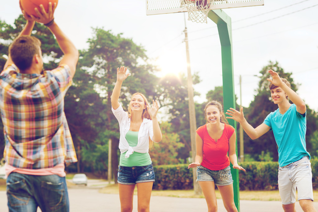 mosolygó tinédzserek kosarazik csoportja - Fotó, kép