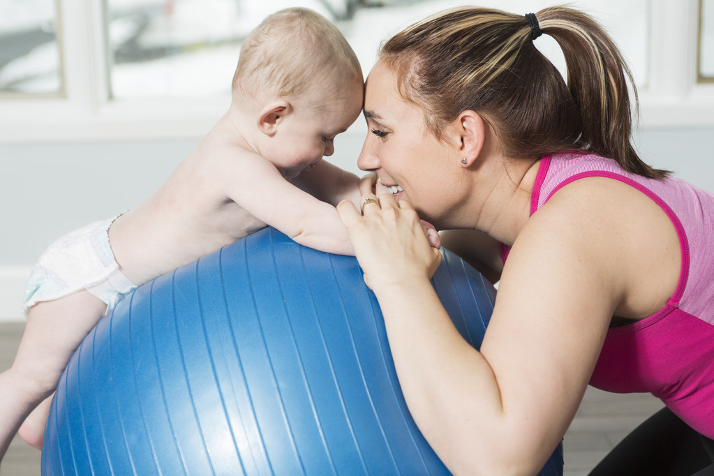 Mère avec enfant garçon faisant des exercices de fitness
 - Photo, image