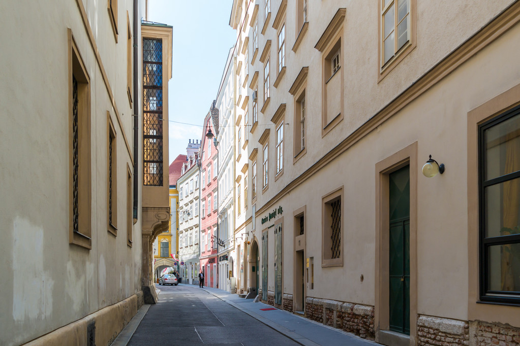 Rua estreita no centro da cidade de Viena, Áustria
 - Foto, Imagem