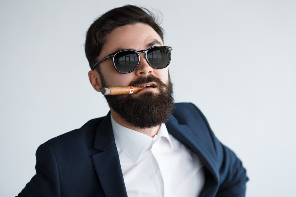mâle avec moustache et barbe fumant cigare
 - Photo, image