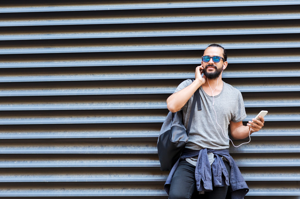 Hombre con auriculares y Smartphone en la calle City - Foto, imagen