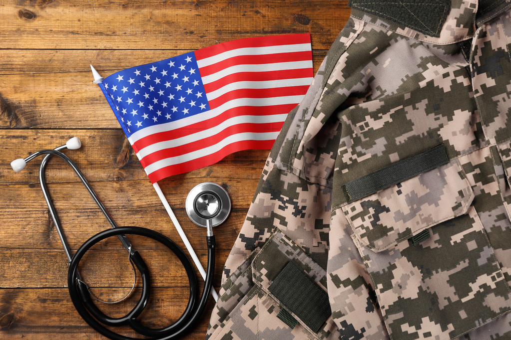 Stetoskop, americká vlajka a khaki  - Fotografie, Obrázek