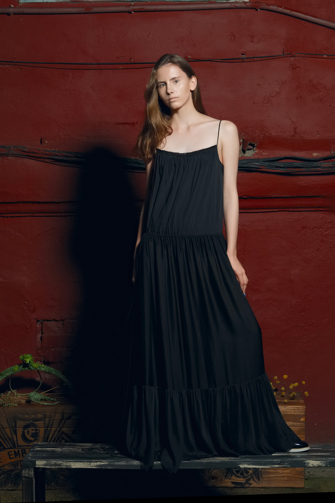 Mode-Model im langen schwarzen Kleid in der Nachtshow - Foto, Bild
