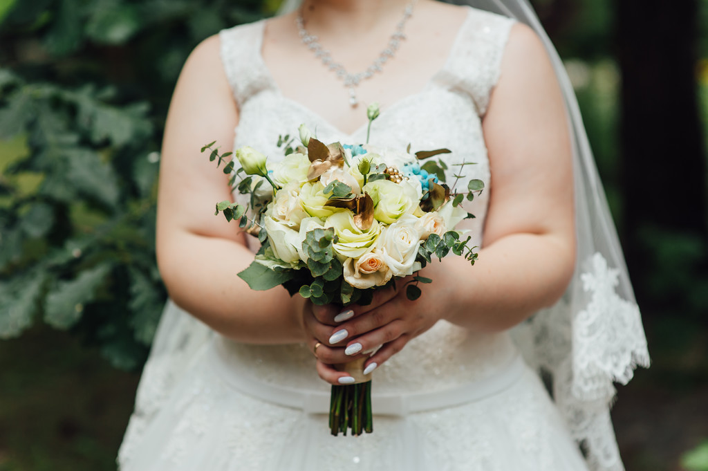 hermoso ramo en las manos de la novia muy gorda
 - Foto, imagen