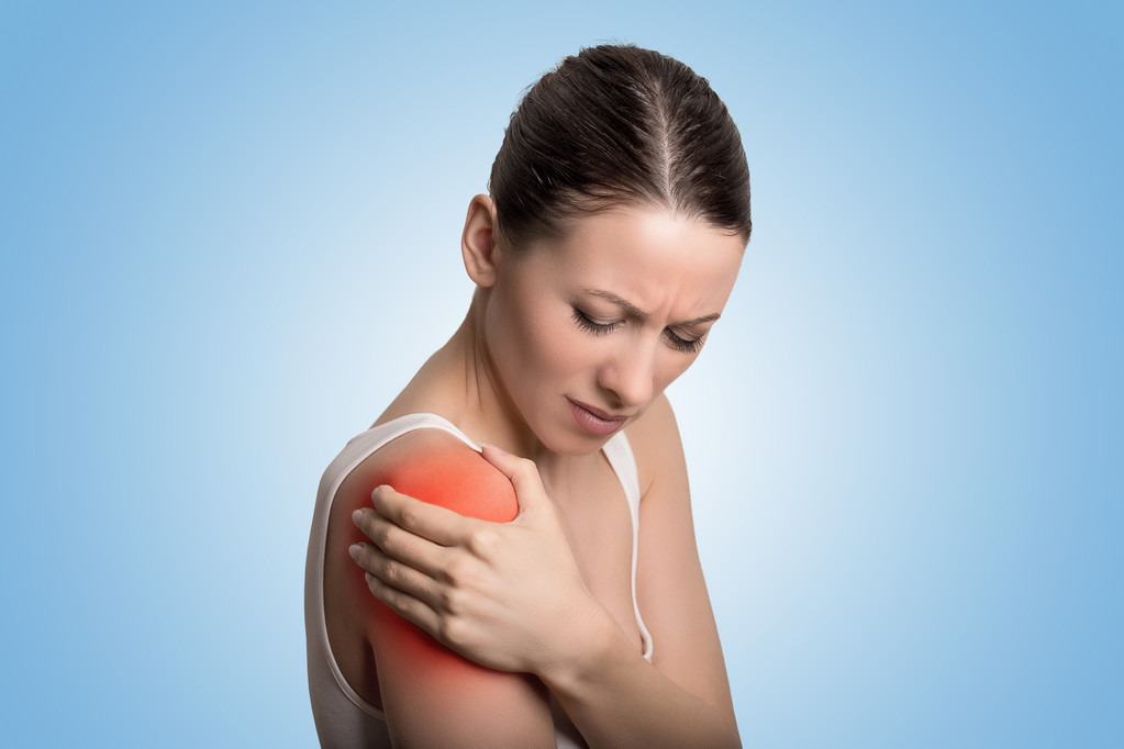 Un joint blessé. Jeune femme patiente dans la douleur ayant une épaule douloureuse colorée en rouge
.  - Photo, image