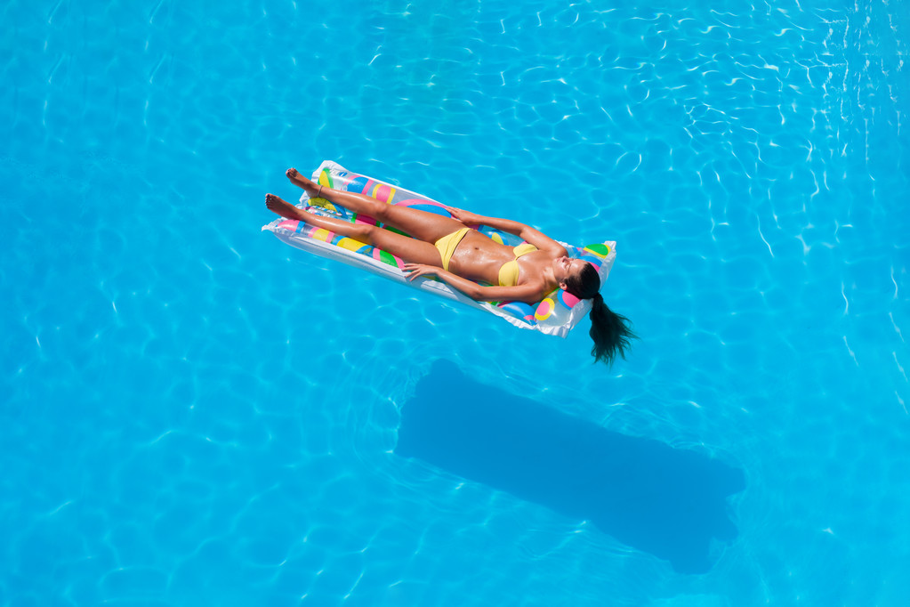 κορίτσι στην πισίνα του θερέτρου - Φωτογραφία, εικόνα