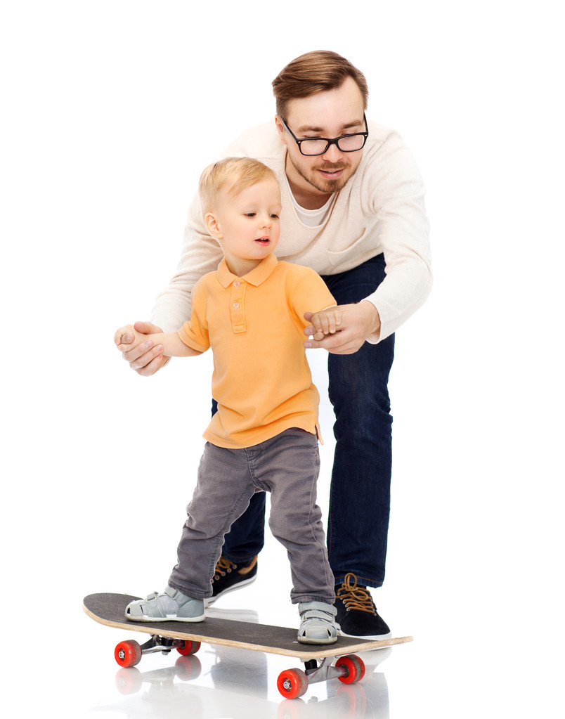 Glücklicher Vater und kleiner Sohn auf dem Skateboard - Foto, Bild
