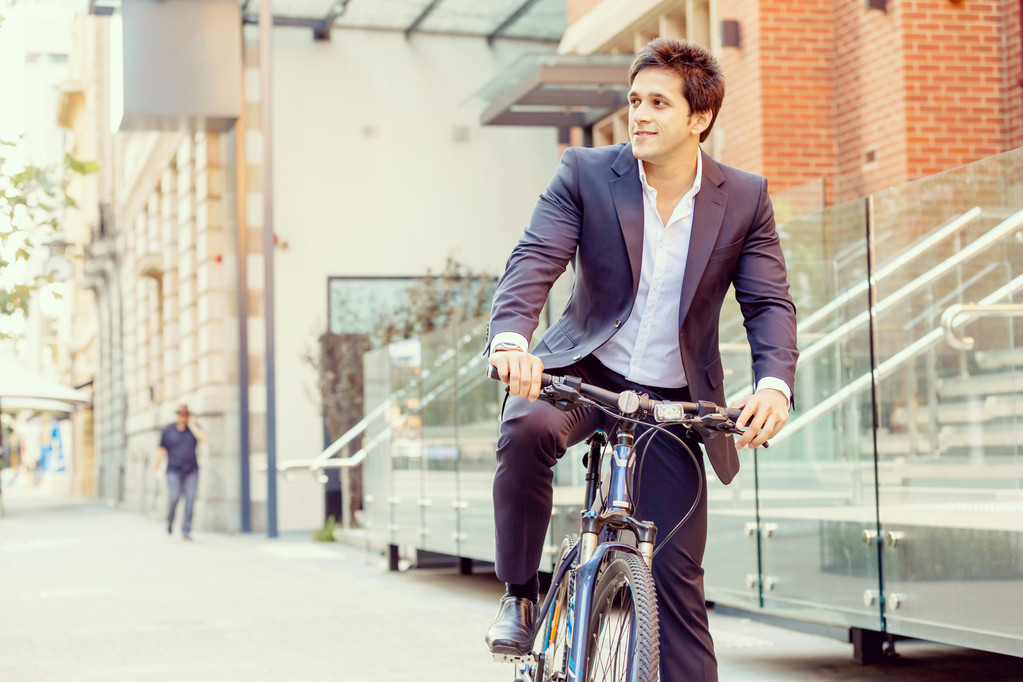 Uomo d'affari di successo con bicicletta
 - Foto, immagini