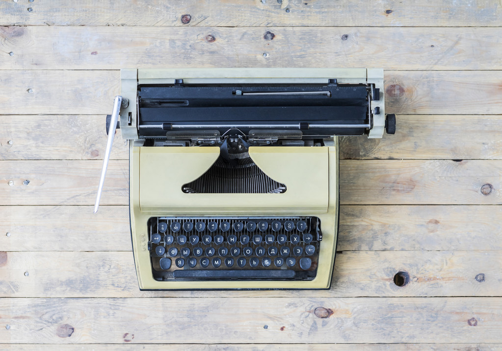 Máquina de escribir retro sobre fondo de madera vintage
 - Foto, imagen
