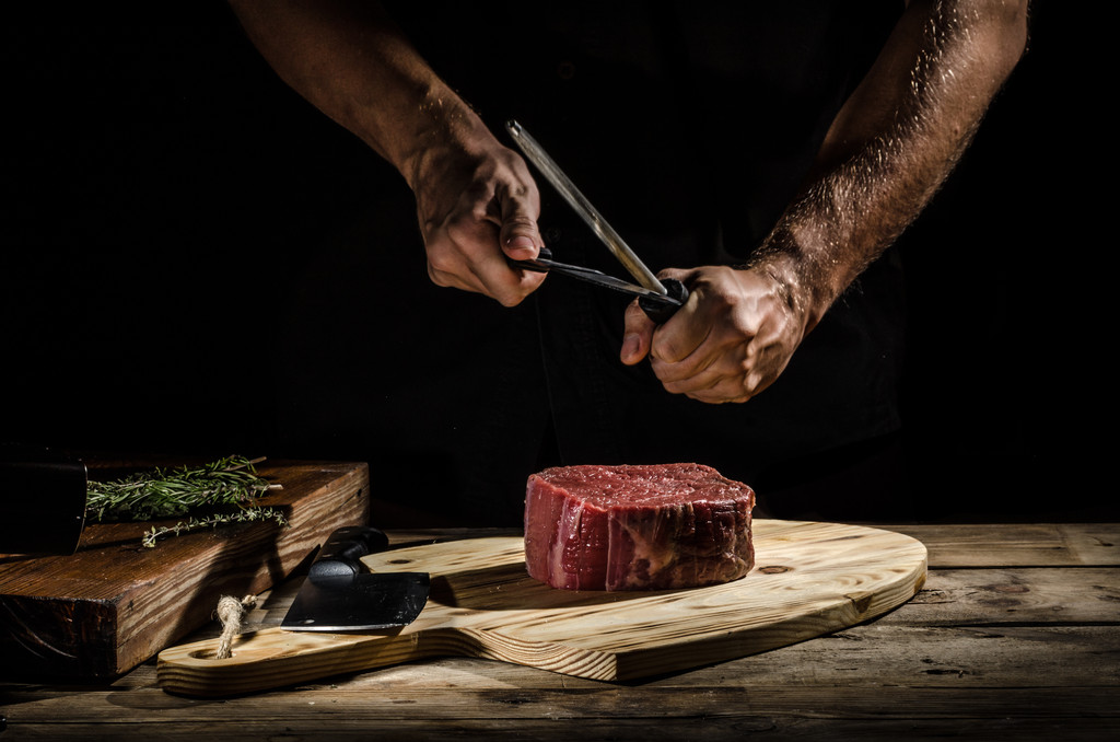 Šéfkuchař řezník připravit biftek - Fotografie, Obrázek