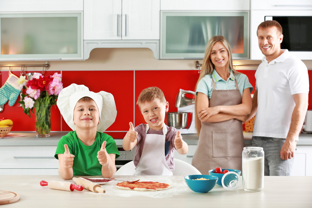 ピザを作る幸せな家族  - 写真・画像