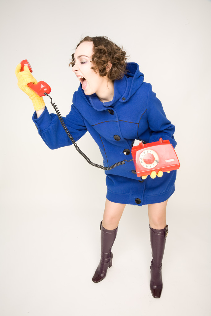Chica de abrigo azul gritando en el teléfono
 - Foto, Imagen