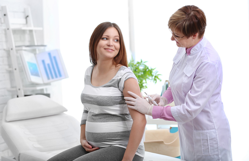 Medico vaccinare giovane donna incinta
 - Foto, immagini