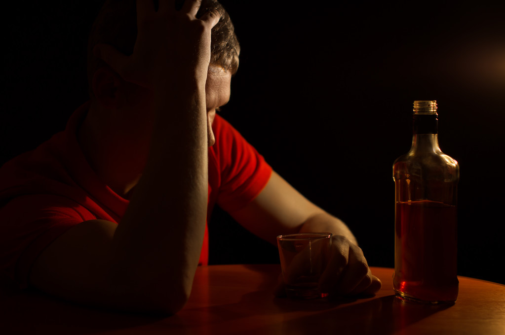 Az ember visszaélések alkohol - Fotó, kép
