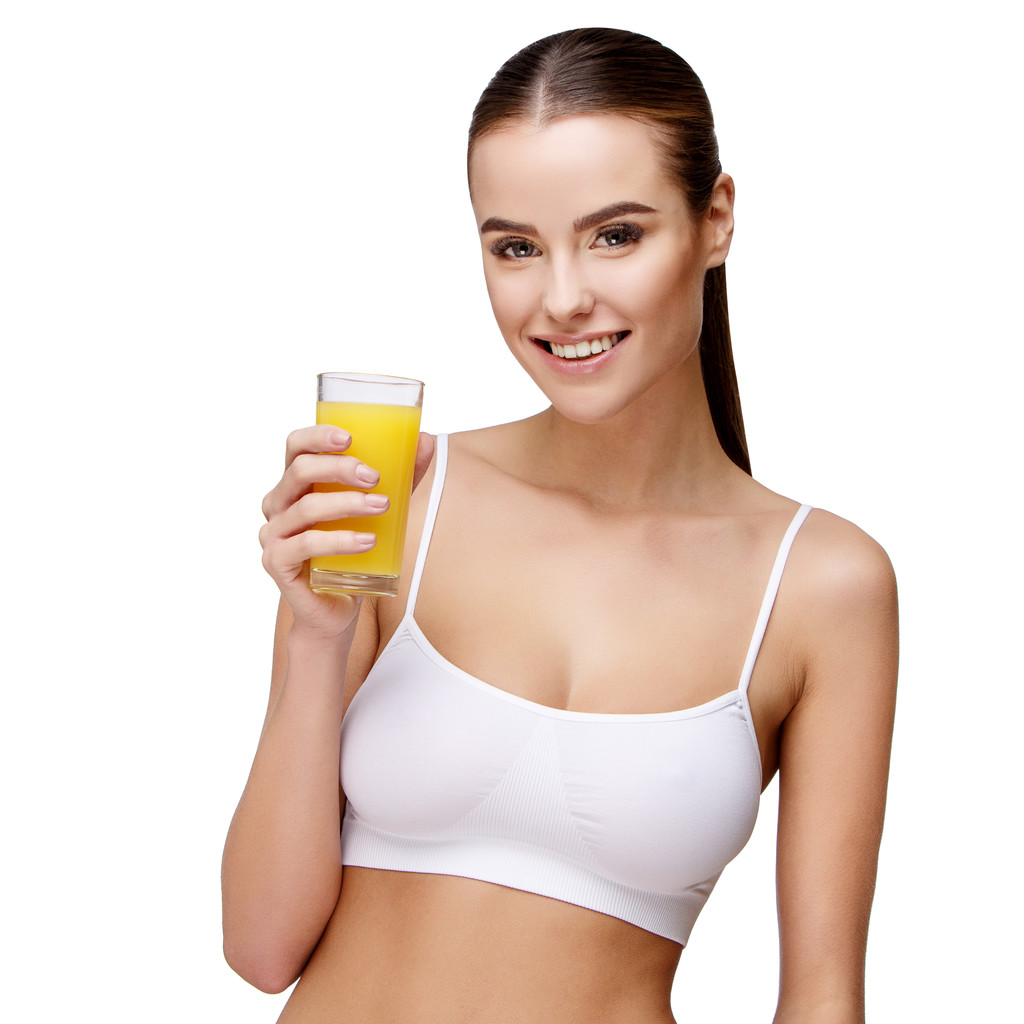 привлекательная женщина держит стакан апельсинового сока изолированный на белом
 - Фото, изображение