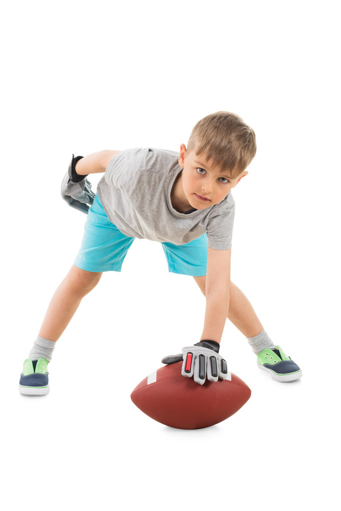 Niño sosteniendo fútbol americano
 - Foto, imagen